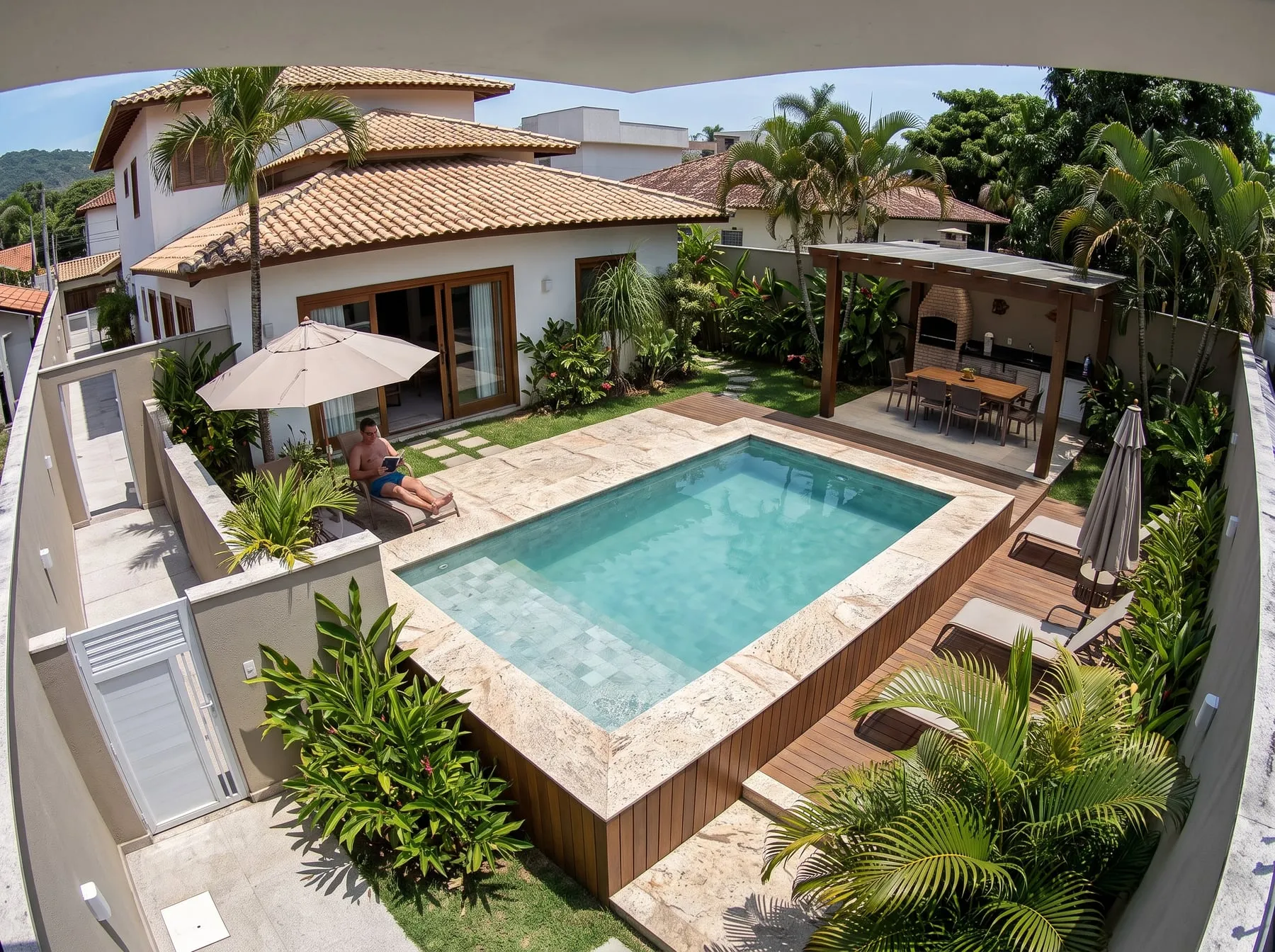 Câmera no alto de uma casa mostrando o quintal, a piscina, a área gourmet e o portão lateral