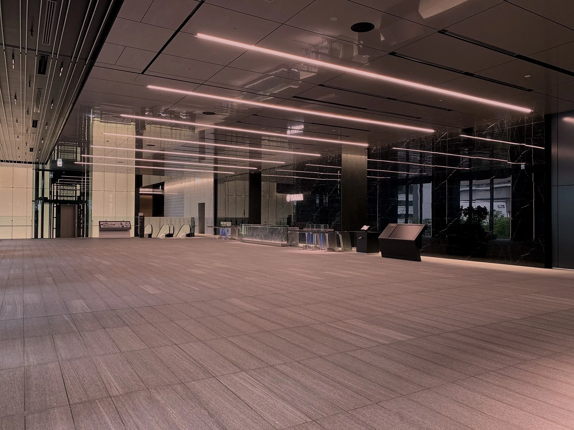 Lobby corporativo com catracas de controle de acesso