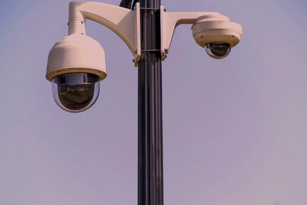 Câmeras de monitoramento PTZ instaladas em poste